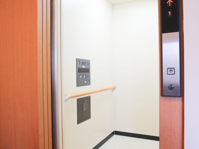明るく清潔なエレベーター エレベーター 広くて明るいエレベーターが、快適な移動を支援します。手すり付きで安全性にも配慮されております。