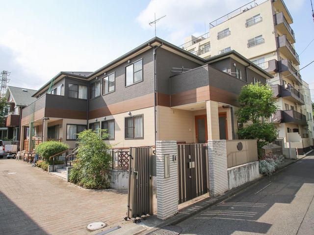 住宅風外観の建物 外観 落ち着いた色合いの建物で、周囲と調和した風合いです。心地よい住環境を求める方にとって、見た目も大切なポイントとなります。