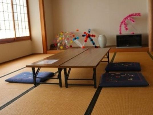 和室の座卓と座布団の部屋  