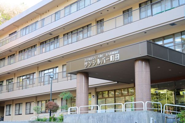 立派なエントランスの建物
