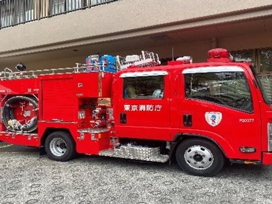 消防車が停まる外観  