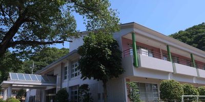 緑に囲まれた建物