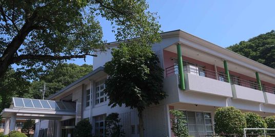 緑に囲まれた建物