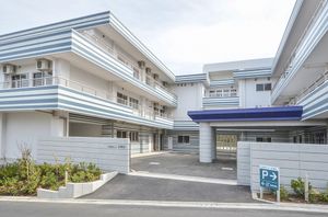 広々とした建物外観
