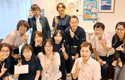 スタッフの集合写真