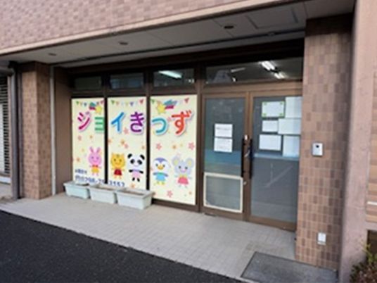 明るい出入口の外観  