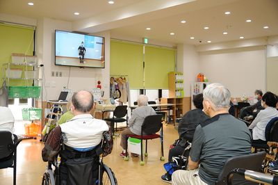 映像を楽しむ人々の共有スペース