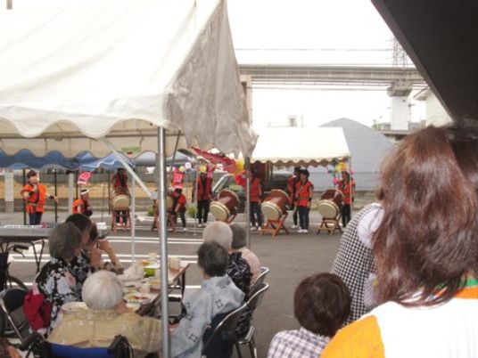 屋外イベントを楽しむ人々