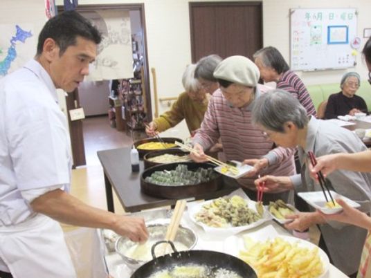 活気ある配膳風景