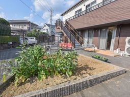 屋外のスペースと建物