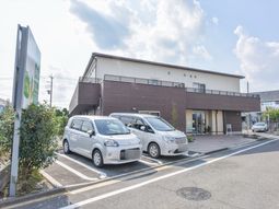 施設外観と駐車場