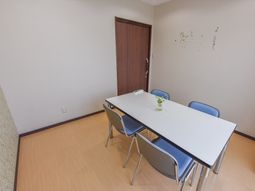 シンプルなダイニングテーブルセット