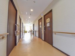 明るい廊下と部屋の入口