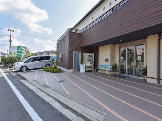 清潔感ある施設のエントランス