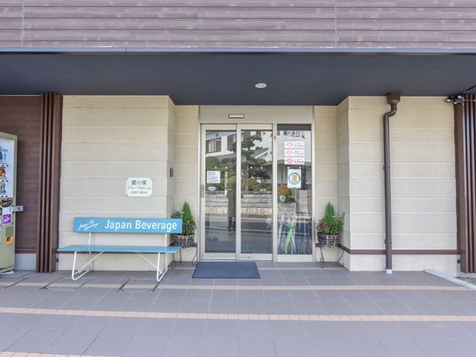 エントランスとベンチ