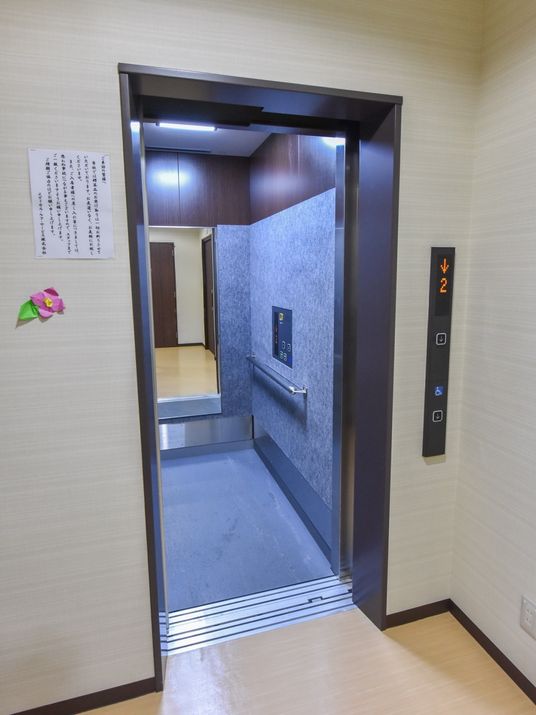 清潔なエレベーター