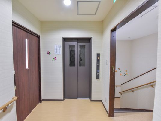 明るい廊下とエレベーター