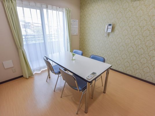 清潔なダイニングテーブル