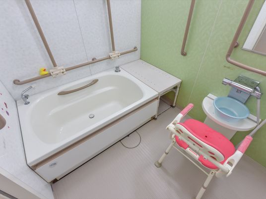 バリアフリーの配慮された浴室