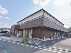 明るい外観の施設入口