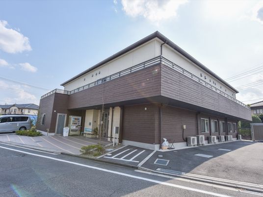 明るい外観の施設入口