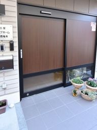 落ち着いた色のエントランス