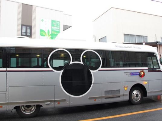 施設の外観のバス