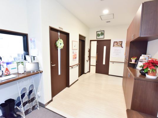 明るい廊下と情報コーナー