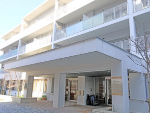 明るい建物外観  