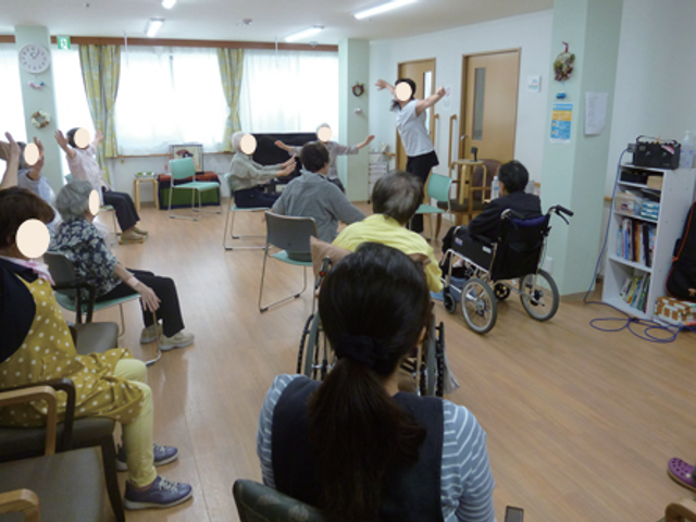 楽しく交流できる室内 多目的室 椅子に座りながら、ストレッチを楽しめる広々とした空間です。生き生きとした雰囲気が漂います。
