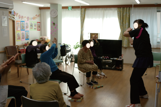 体操をする人々の部屋