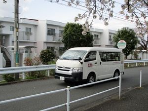 送迎車が停車する外観  