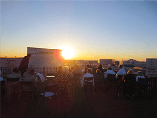 くつろぐテラスの夕景