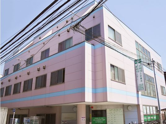 桜色の建物外観