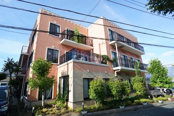 ピンクの建物の外観