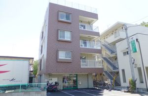 4階建ての建物外観