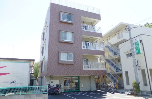 4階建ての建物外観
