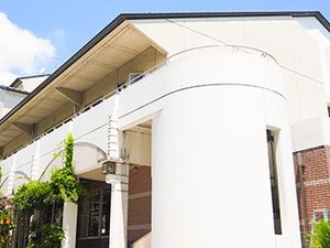白い外観の建物  