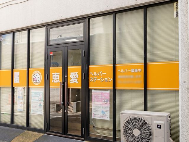 落ち着いた外観 外観 広い窓が印象的な入り口は、親しみやすい色合いで、初めて訪れる方にも安心感を与えます。