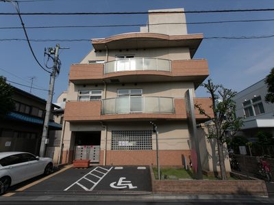 明るい建物の外観