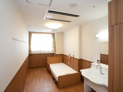 明るい個室と洗面台
