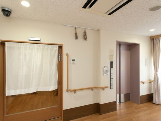 廊下の手すりとエレベーター