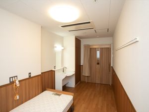 明るい居室の内装
