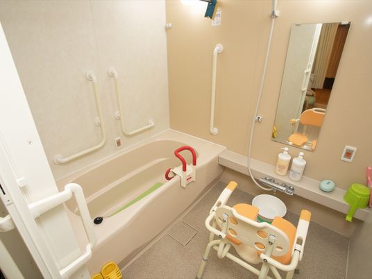 安全な手すり付き浴室