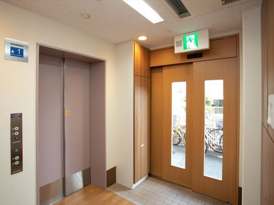 入口付近の明るい空間