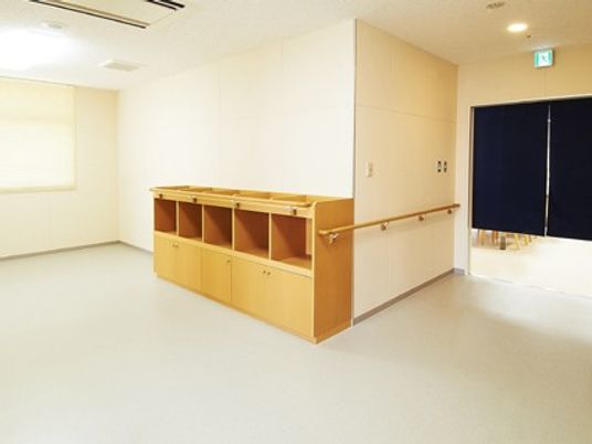 明るい廊下の収納棚  