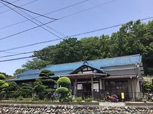 緑に囲まれた平屋外観  