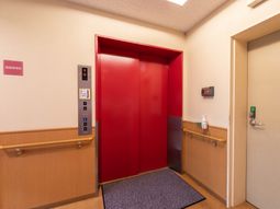 赤い扉のエレベーターホール