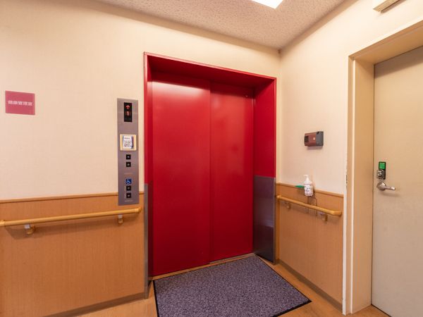 赤い扉のエレベーターホール