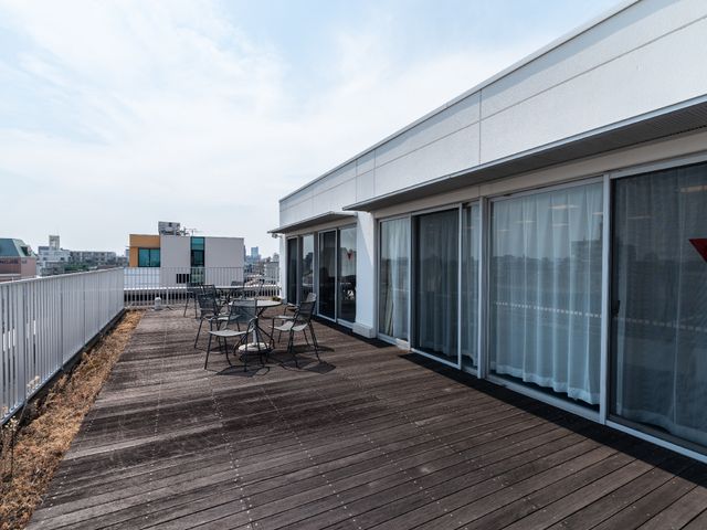 都市の景色を望むテラス 屋上 清々しい空気の中でコーヒーブレイクを楽しめるおしゃれなテラスです。